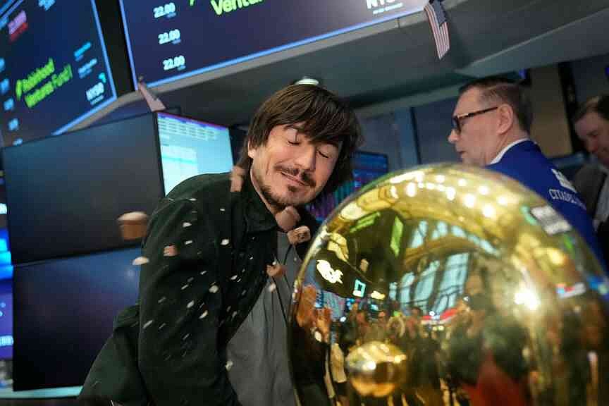 Wall Street suffers as oil prices surge, job market falters