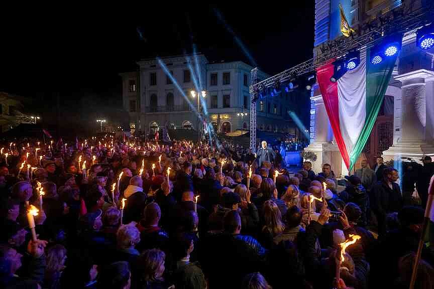 Orban changes tour, appeals to supporters