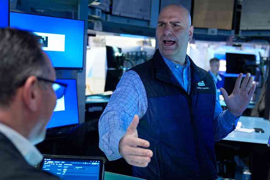 Stocks hold steady as oil prices resume increase