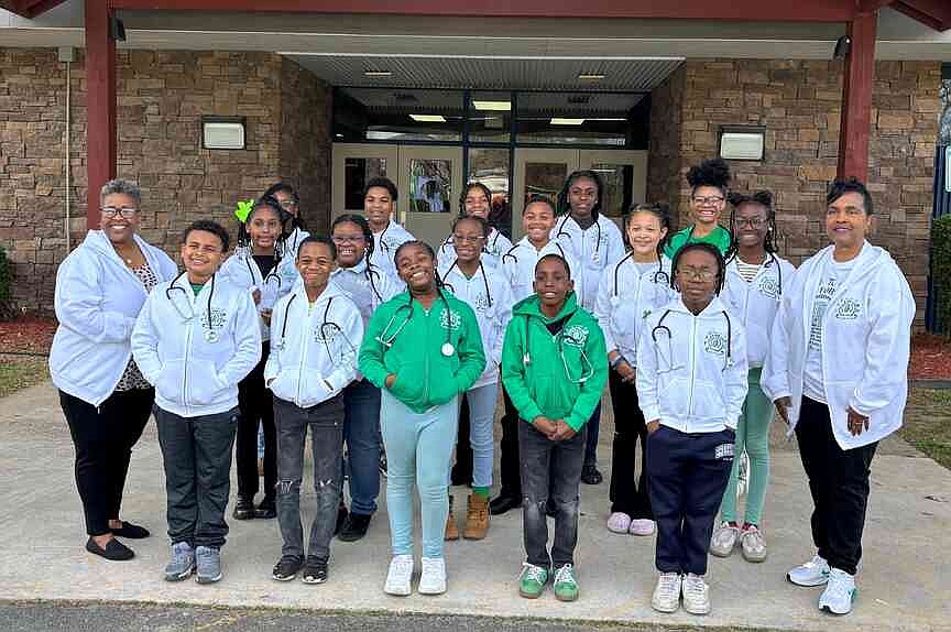 Ivy Center honors young aspiring medical students