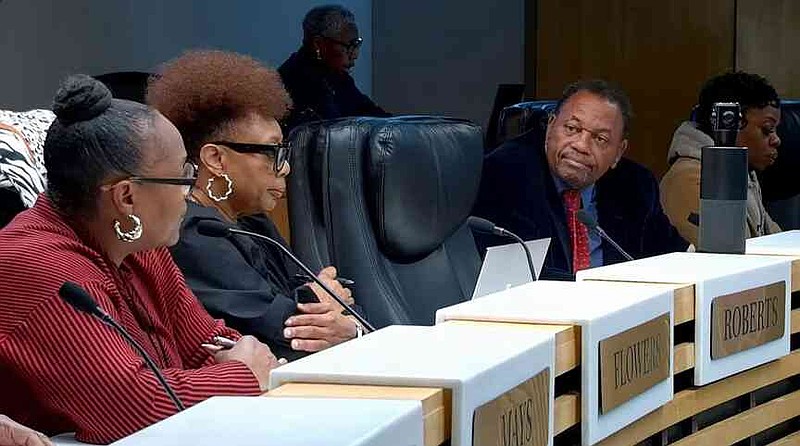 Pine Bluff City Council discusses audit, new seal