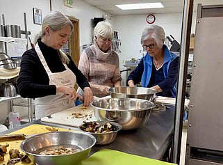 Garland County Extension Homemakers club donates food to 270 families