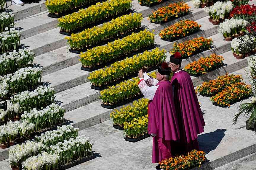 Pope Leo urges peace in Easter Mass speech