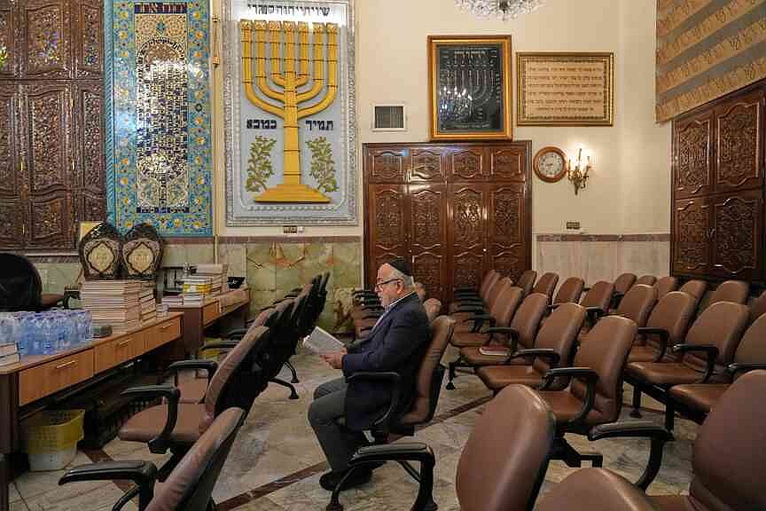 Iran threatens to close strait if blockade stays