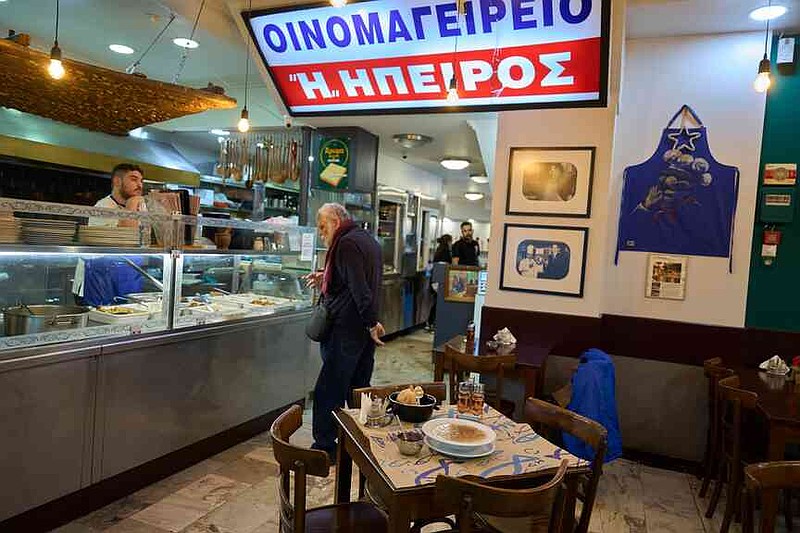 Ένας άντρας παραγγέλνει μια παραδοσιακή σούπα πατσά, γνωστή ως 