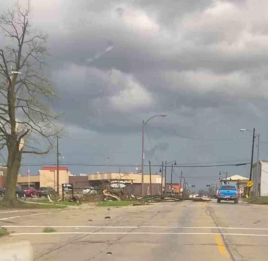 Winds, tornadoes tear through Midwest