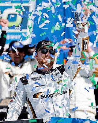 Reddick overcomes Larson on final lap | Northwest Arkansas