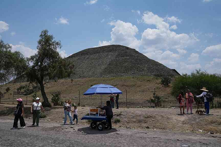 1 killed, 13 hurt at Mexico pyramid