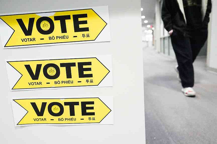 Virginia voters back redistricting