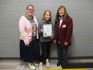 Brooklyn Rider, estudiante de Prairie Grove Middle School y ganadora del primer lugar del Concurso de Ensayos de Americanismo Elks de Arkansas State de la División I (centro), está acompañada por Heather Larsen, maestra de quinto grado (izquierda) y Marge Guist, presidenta de Americanismo de Elks Lodge 1987.  Sra. Larsen, maestra de quinto grado en Brooklyn Rider y Marge Guist. En la División I (división de 5to grado): Brooklyn Rider de Prairie Grove Middle School obtuvo el primer lugar (foto enviada)