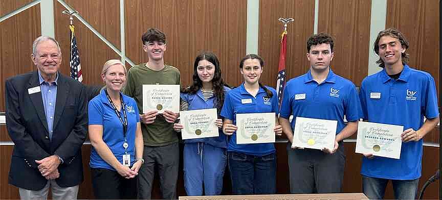 Mayor presents Youth Council with certificates of completion