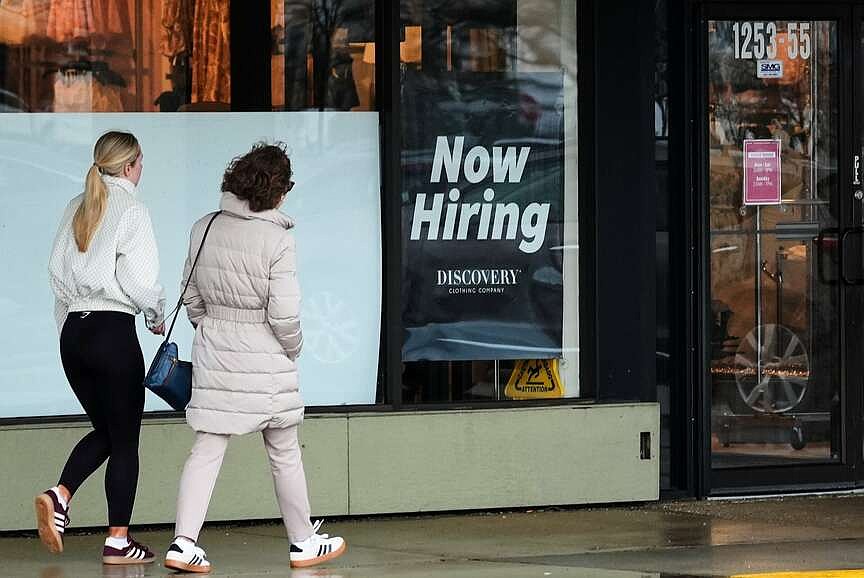 Jobless claim applications rise in US