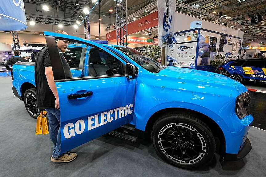 Ford pushes $30,000 electric pickup