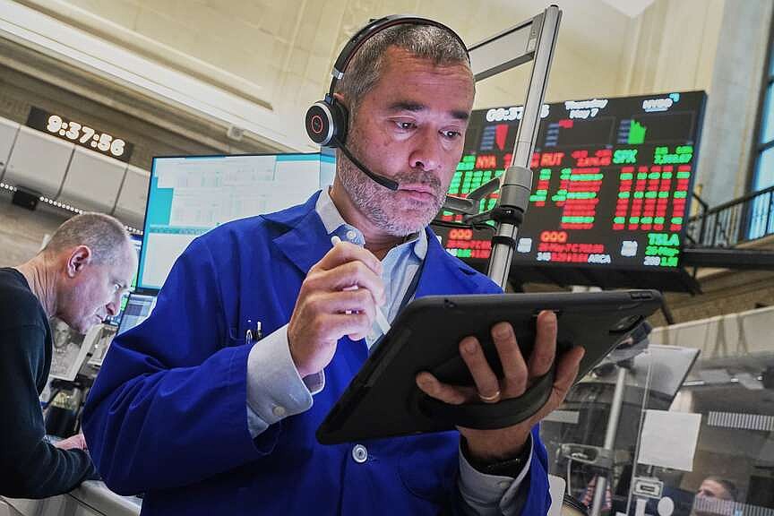 Stocks climb as strong jobs report eclipses oil prices