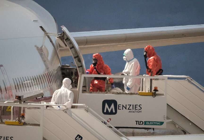 Cruise passengers returning home