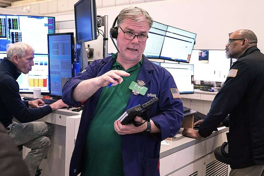 Oil prices rise as war drags on; stocks inch to records