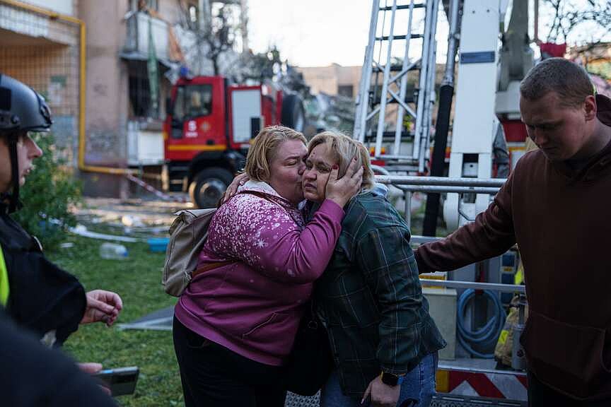 Russia keeps up Ukraine attacks
