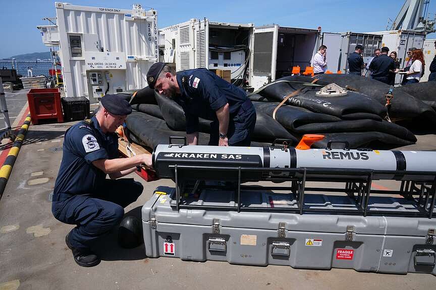 arkansasonline.com - EMMA BURROWS The Associated Press - UK sailors ready for mine clearing | Arkansas Democrat Gazette