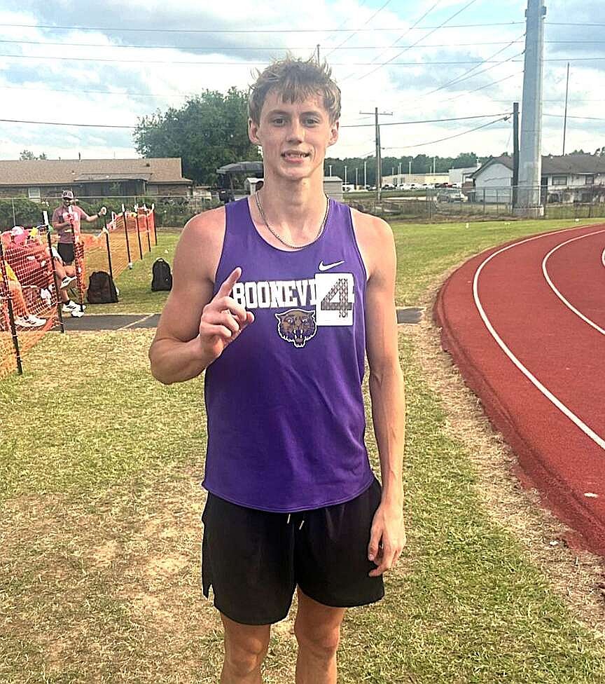 Ritchie, Johnson do their parts in hurdles