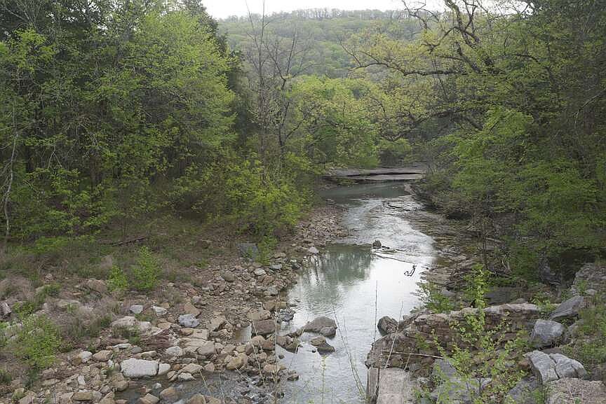 Hilly, curvy Arkansas 220 delights travelers with plenty of scenery