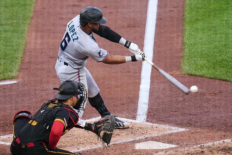 Otto López (6), de los Marlins de Miami, falle con un roletazo de Braxton Ashcraft, de los Piratas de Pittsburgh, permitiendo anotar una carrera, durante la quinta entrada de un juego de béisbol en Pittsburgh, el viernes 12 de junio de 2026. (Foto AP/Gene J. Puskar)