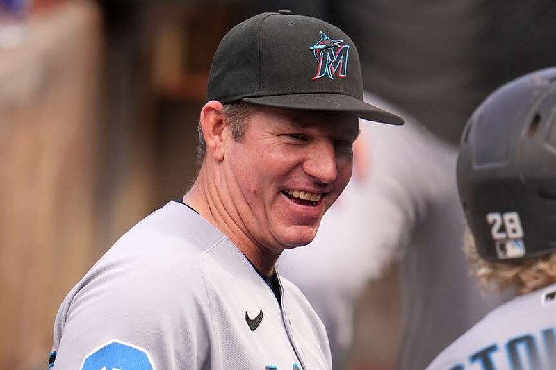 El manager de los Marlins de Miami, Clayton McCullough, está en el dugout antes de un partido de béisbol contra los Piratas de Pittsburgh en Pittsburgh, el viernes 12 de junio de 2026. (Foto AP/Gene J. Puskar)
