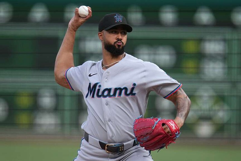 El lanzador de los Marlins de Miami, Sandy Alcantara, lanza durante la segunda entrada de un juego de béisbol contra los Piratas de Pittsburgh en Pittsburgh, el viernes 12 de junio de 2026. (Foto AP/Gene J. Puskar)