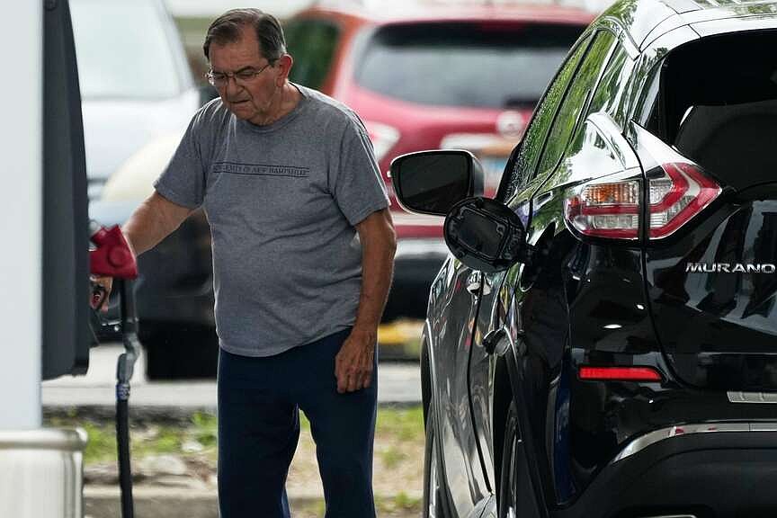 arkansasonline.com - MICHELLE CHAPMAN and WYATTE GRANTHAM-PHILIPS The Associated Press - Average gas price falls below $4 a gallon | Arkansas Democrat Gazette