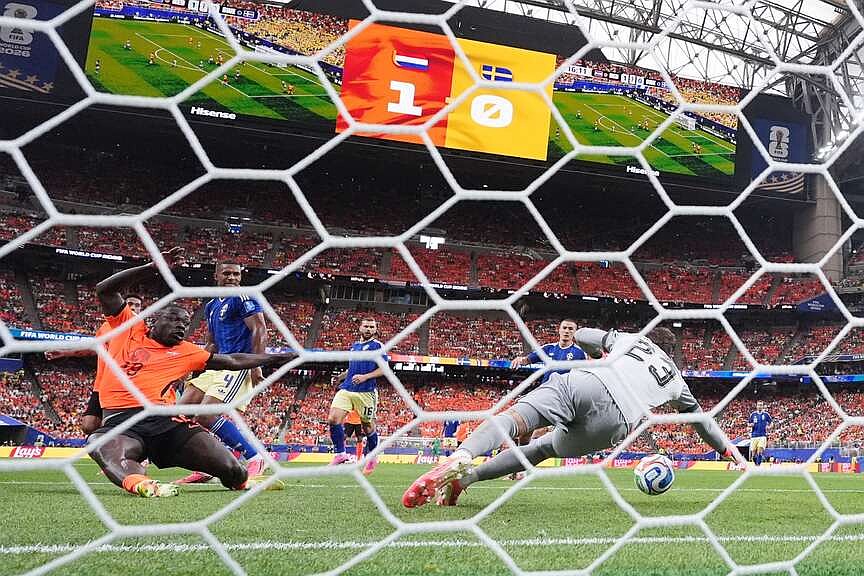 Netherlands starts strong, cruises to win over Sweden