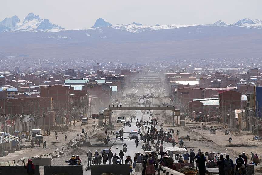 Bolivia calls emergency to clear blockade crisis