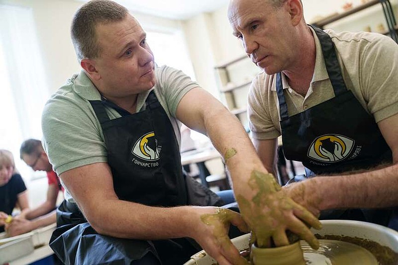 Blind Ukrainian veteran teaches pottery | The Arkansas Democrat