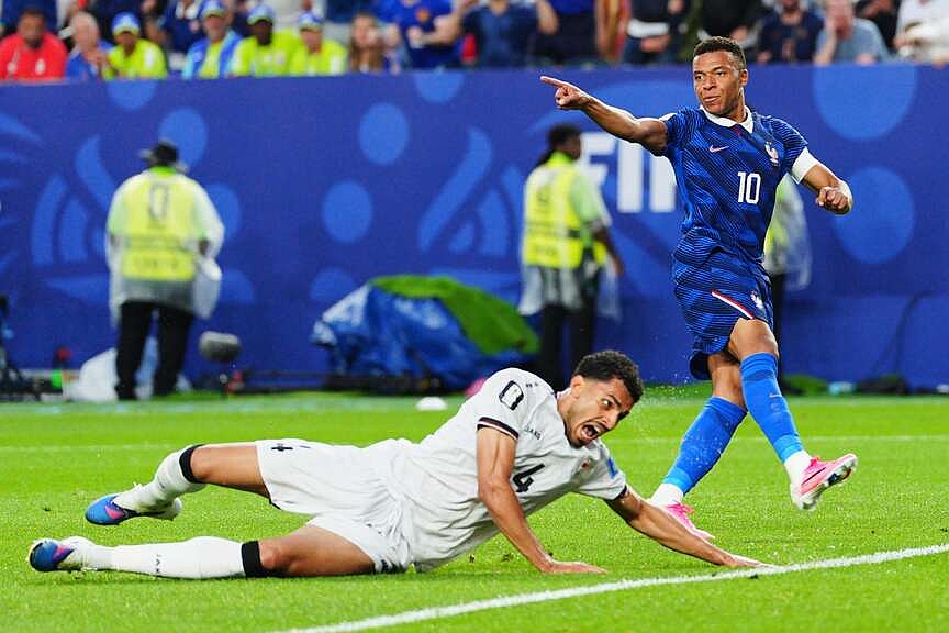 World Cup roundup: Mbappe of France scores 2 goals to reach 16, tying for 2nd most ever