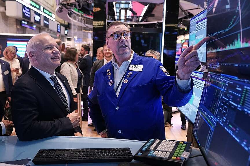 Tech causes market to waver, ending on mixed close