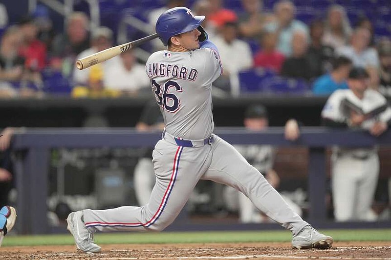 Los Texas Rangers Wyatt Langford (36) conecta un jonrón solitario contra los Miami Marlins en la cuarta entrada de un juego de béisbol, el miércoles 24 de junio de 2026, en Miami. (Foto AP/Jim Rassol)