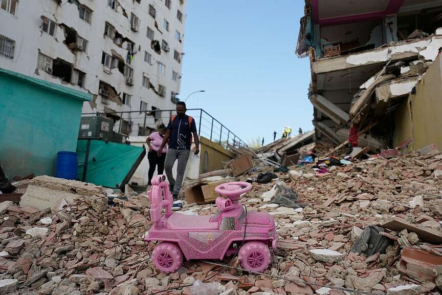 Venezuelans decry lack of rescuers