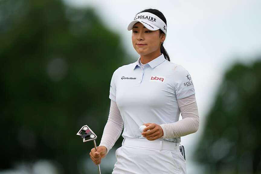 Yoon all business, leads by 5 strokes