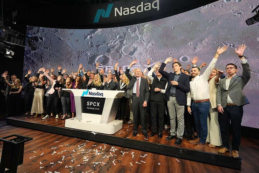 SpaceX pushes US shares higher