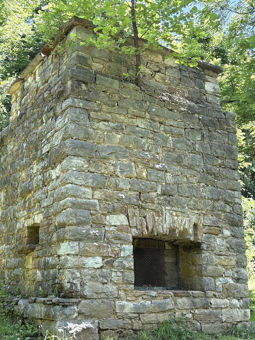 WATCH | Arkansas ghost town, Rush, keeps mining past alive