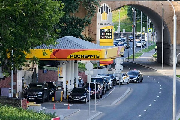 Russians line up for irritation at stations | Arkansas Democrat Gazette