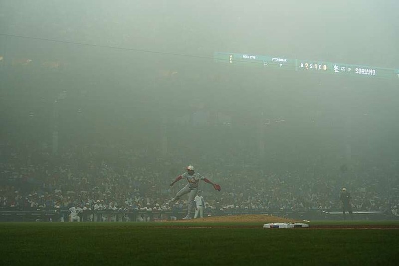 El lanzador de los Cardenales de San Luis, Kyle Leahy, lanza la pelota en la niebla contra los Cachorros de Chicago durante la sexta entrada de un juego de béisbol el sábado 4 de julio de 2026 en Chicago. (Foto AP/David Banks)