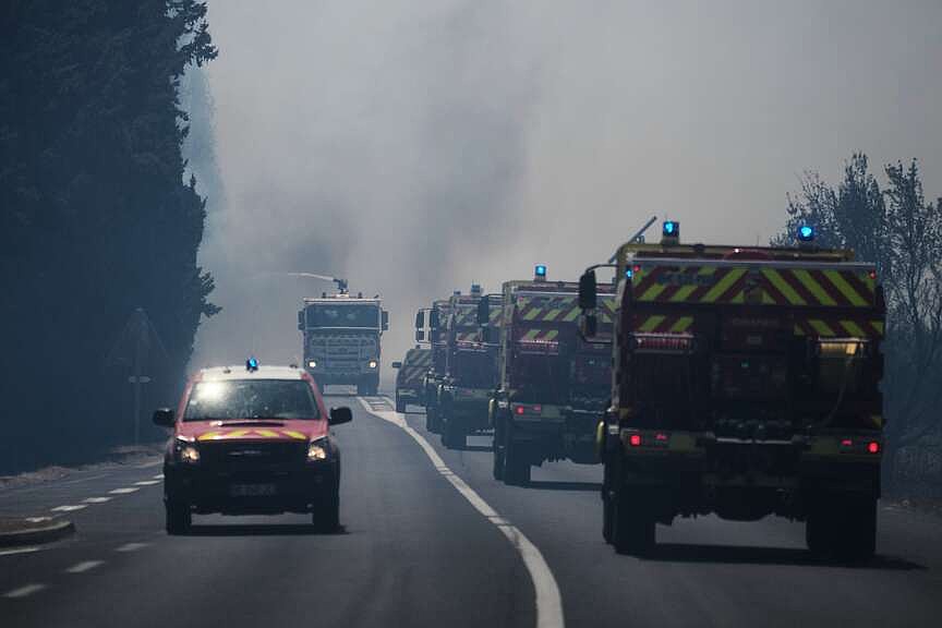 France fire keeps fans from cycle race roads
