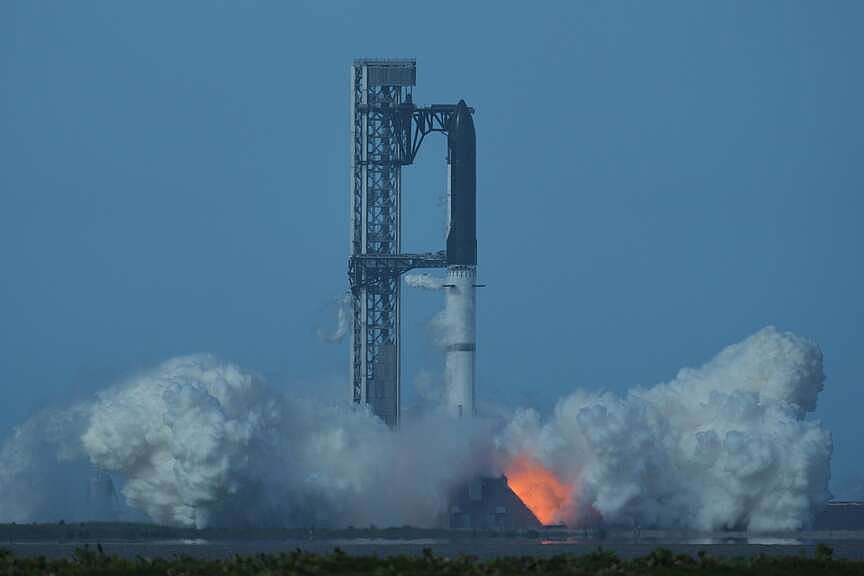 SpaceX sees engine failure at rocket test