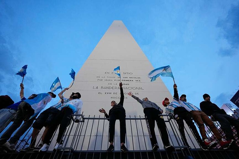 Los fanáticos celebran después de que Argentina derrotó a Inglaterra en un partido de semifinal de la Copa Mundial de fútbol en el centro de Buenos Aires, Argentina, el miércoles 15 de julio de 2026. (Foto AP/Natacha Pisarenko)