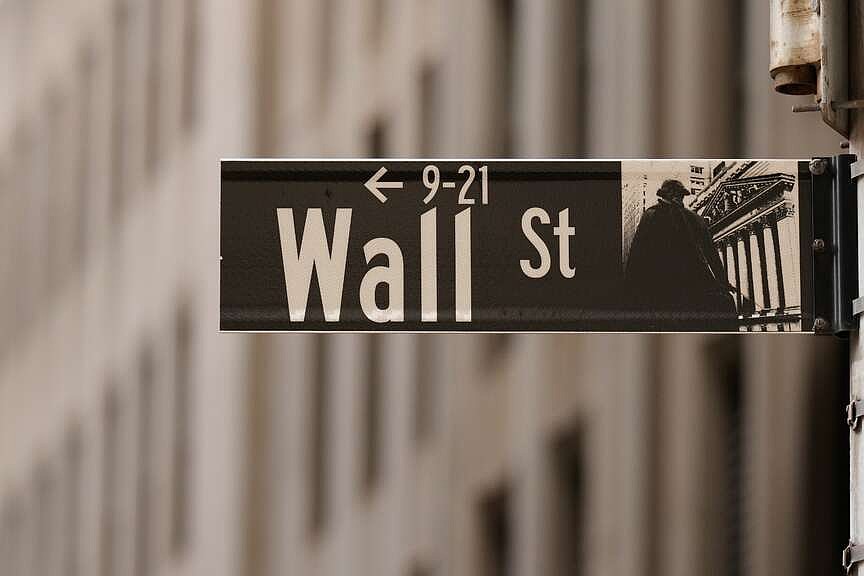 Stocks see modest growth despite chipmaker losses