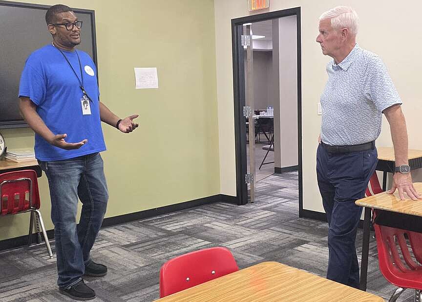Womack tours emergency youth shelter in Mulberry, calls teen homelessness a ‘growing issue’ in Arkansas