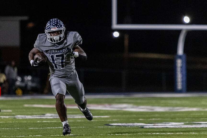 Behind big offensive line, Greenwood looks to pound football