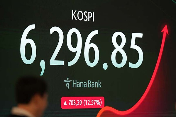 Stocks end wild July as Amazon soars, Apple sinks | Arkansas Democrat Gazette