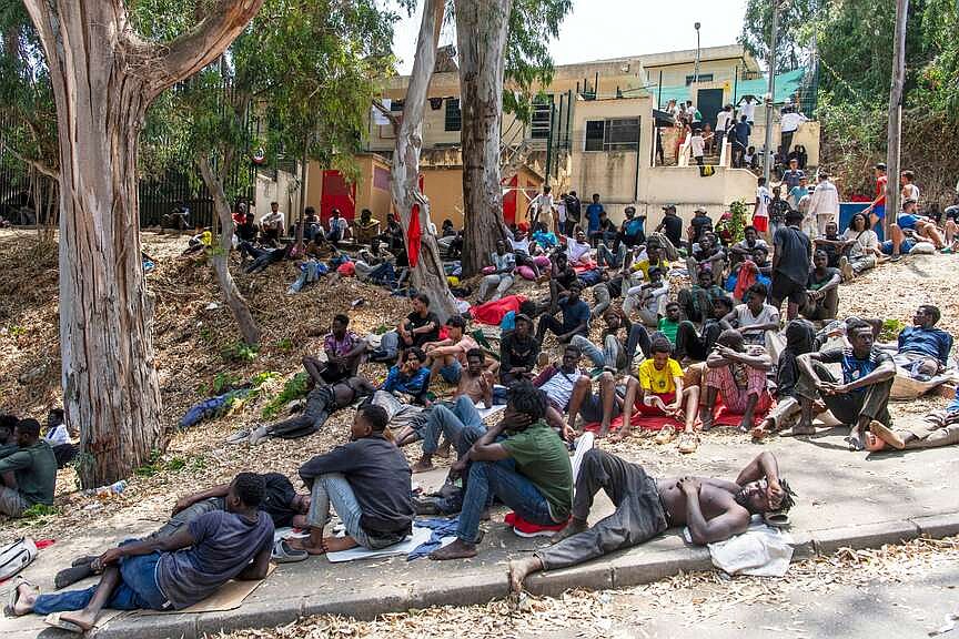 Crush of migrants arrive in Spain
