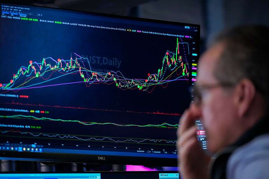 US stock market rallies close to its all-time high