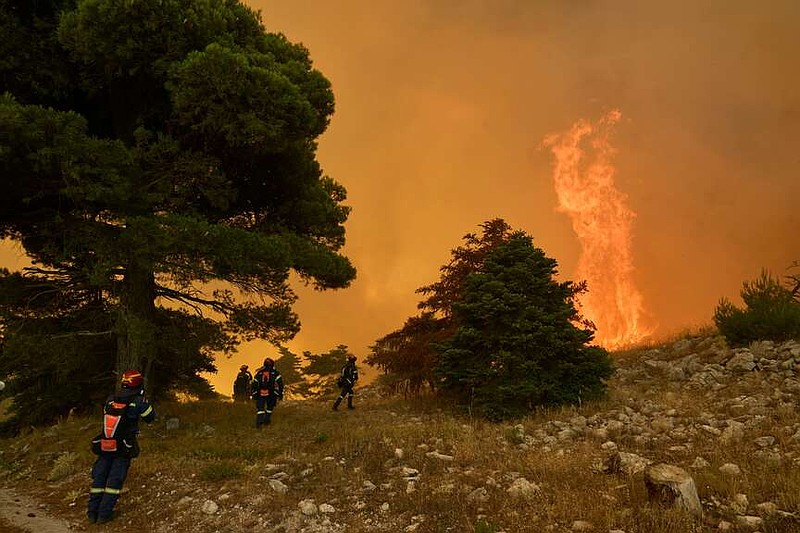 Οι πυροσβέστες πλησιάζουν τις πανύψηλες φλόγες στο όρος Κιθαιρώνα κοντά στο Πόρτο Γερμενό, βορειοδυτικά της Αθήνας, Ελλάδα, Δευτέρα 3 Αυγούστου 2026. (AP Photo/Petros Giannakouris)